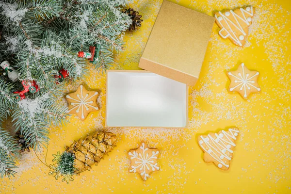 Fondo amarillo de Navidad con cajas de regalo — Foto de Stock