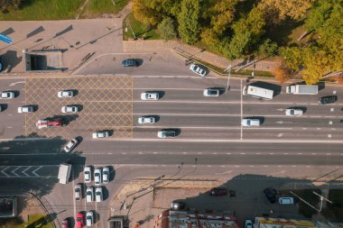 İnsansız hava araçları, trafik sıkışıklığı üst görüş, ulaşım konsepti, yukarıdan kavşak hava manzarası. Şehir merkezinde ya da kavşakta trafik var.