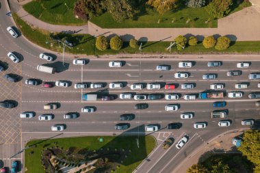 İnsansız hava araçları, trafik sıkışıklığı üst görüş, ulaşım konsepti, yukarıdan kavşak hava manzarası. Şehir merkezinde ya da kavşakta trafik var.