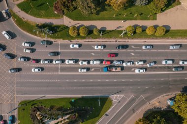İnsansız hava araçları, trafik sıkışıklığı üst görüş, ulaşım konsepti, yukarıdan kavşak hava manzarası. Şehir merkezinde ya da kavşakta trafik var.