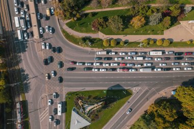 İnsansız hava araçları, trafik sıkışıklığı üst görüş, ulaşım konsepti, yukarıdan kavşak hava manzarası. Şehir merkezinde ya da kavşakta trafik var.