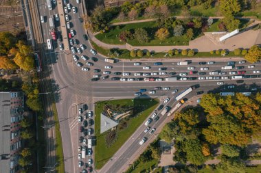 İnsansız hava araçları, trafik sıkışıklığı üst görüş, ulaşım konsepti, yukarıdan kavşak hava manzarası. Şehir merkezinde ya da kavşakta trafik var.