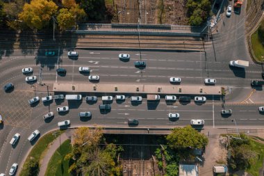 İnsansız hava araçları, trafik sıkışıklığı üst görüş, ulaşım konsepti, yukarıdan kavşak hava manzarası. Şehir merkezinde ya da kavşakta trafik var.