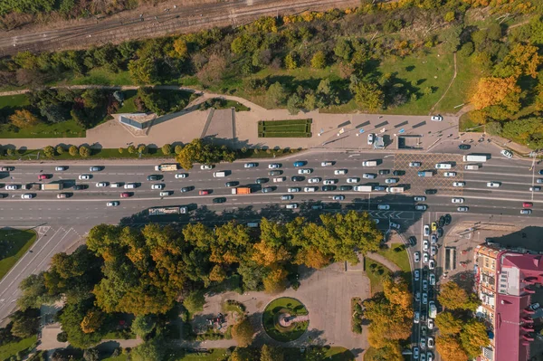 Drony punkt widzenia - widok z góry dżem ruchu, koncepcja transportu, skrzyżowanie skrzyżowania z lotu ptaka. Ruch drogowy na skrzyżowaniu lub skrzyżowaniu śródmieścia. — Zdjęcie stockowe