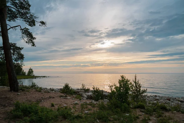 Picturesque view of Lake Baikal in sunrise .Rift lake located in southern Siberia, Russia. The largest freshwater lake by volume in the world. A Natural Wonder Of The World. — Stock Photo, Image