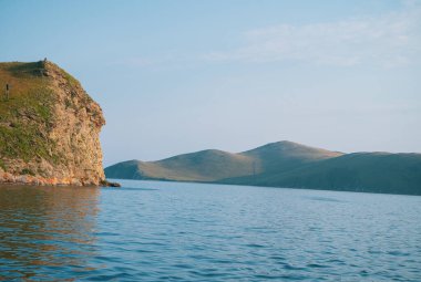 Olkhon Adası 'ndaki kayalıklar. Baykal Gölü, Rusya 'nın güneyinde yer alan bir yarık gölüdür. Dünyadaki en büyük tatlı su gölü. Dünyanın Doğal Mucizesi.