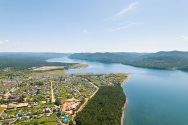 Angara Nehri, Sibirya 'da Listvyanka yakınlarındaki Baykal Gölü' nden ayrılan büyük bir nehirdir. Panoramik hava görüntüsü.