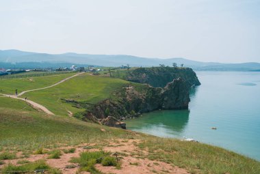 Olkhon Adası 'ndaki kayalıklar. Baykal Gölü, Rusya 'nın güneyinde yer alan bir yarık gölüdür. Dünyadaki en büyük tatlı su gölü. Dünyanın Doğal Mucizesi.