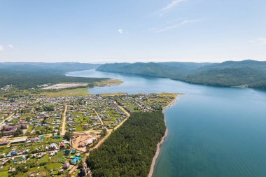 Angara Nehri, Sibirya 'da Listvyanka yakınlarındaki Baykal Gölü' nden ayrılan büyük bir nehirdir. Panoramik hava görüntüsü.