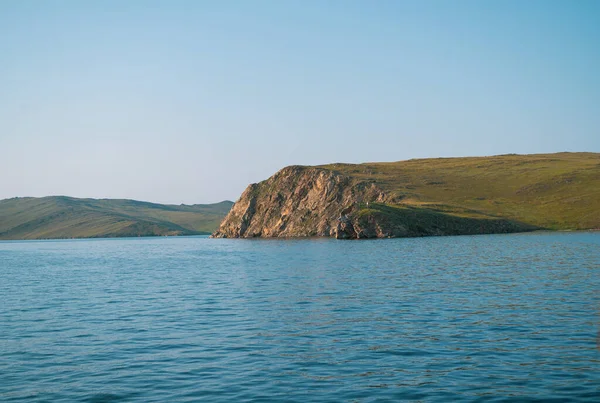 Acantilados en la isla Olkhon. El lago Baikal es un lago fracturado situado en el sur de Siberia, Rusia. El lago de agua dulce más grande en volumen en el mundo. Una maravilla natural del mundo. — Foto de Stock