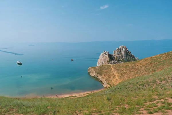 Acantilados en la isla Olkhon. El lago Baikal es un lago fracturado situado en el sur de Siberia, Rusia. El lago de agua dulce más grande en volumen en el mundo. Una maravilla natural del mundo. — Foto de Stock