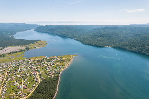 Angara Nehri, Sibirya 'da Listvyanka yakınlarındaki Baykal Gölü' nden ayrılan büyük bir nehirdir. Panoramik hava görüntüsü.
