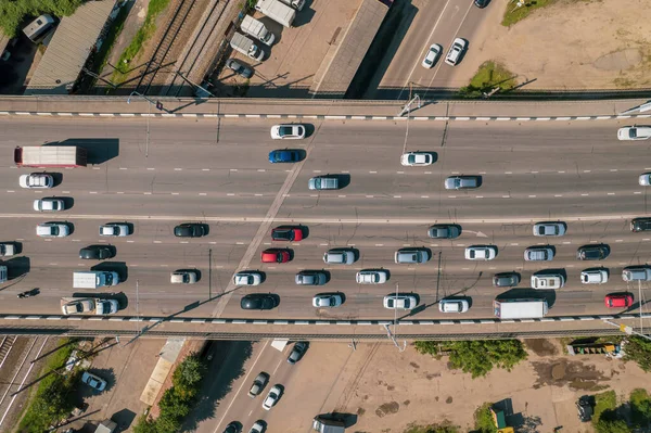 Vervoer antennes - top down uitzicht op de snelweg drukke stad spitsuur zwaar verkeer jam snelweg. — Stockfoto