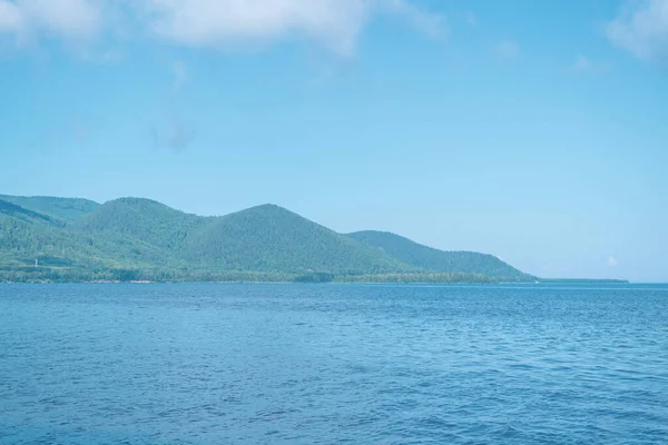 Der Baikalsee ist ein Riftsee im Süden Sibiriens, Russland. Der volumenmäßig größte Süßwassersee der Welt. Ein Naturwunder der Welt. — Stockfoto