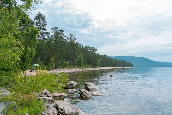 Picturesque view of Lake Baikal is a rift lake located in southern Siberia, Russia. The largest freshwater lake by volume in the world. A Natural Wonder Of The World. — Stock Photo, Image