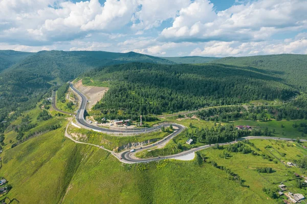 De Baikal serpentine weg - vanuit de lucht uitzicht op de natuurlijke bergvallei met serpantine weg, Trans-Siberische snelweg, Rusland, Kultuk, Slyudyanka — Stockfoto