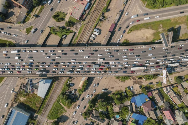 Aeronaves de transporte - vista de arriba hacia abajo de la autopista concurrida ciudad hora punta carretera atasco de tráfico pesado. — Foto de Stock