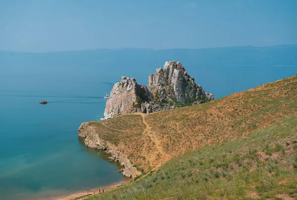 Acantilados en la isla Olkhon. El lago Baikal es un lago fracturado situado en el sur de Siberia, Rusia. El lago de agua dulce más grande en volumen en el mundo. Una maravilla natural del mundo. — Foto de Stock