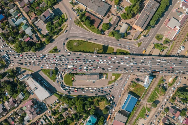 Aeronaves de transporte - vista de arriba hacia abajo de la autopista concurrida ciudad hora punta carretera atasco de tráfico pesado. — Foto de Stock