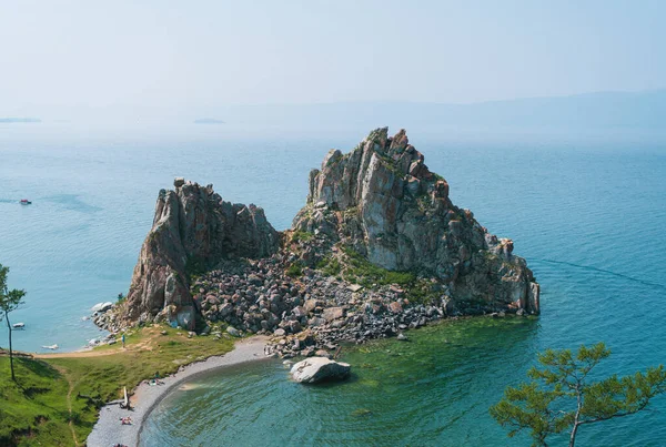 Acantilados en la isla Olkhon. El lago Baikal es un lago fracturado situado en el sur de Siberia, Rusia. El lago de agua dulce más grande en volumen en el mundo. Una maravilla natural del mundo. — Foto de Stock