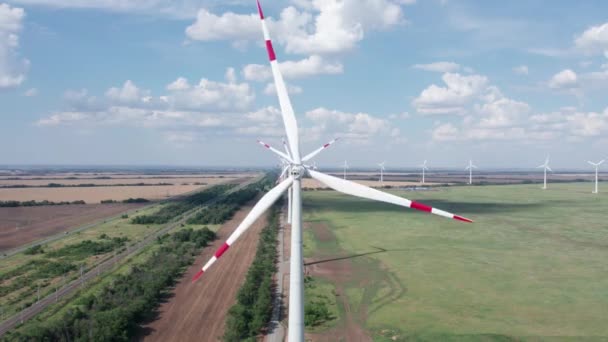 Вид с воздуха на ветроэнергетическую турбину является популярным устойчивым, возобновляемым источником энергии на красивом облачном небе. Ветроэнергетические турбины, генерирующие чистую возобновляемую энергию для устойчивого развития. — стоковое видео