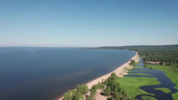 Letni wizerunek jeziora Bajkał jest szczelinowym jeziorem położonym w południowej Syberii, Rosja Letni widok jeziora Bajkał z klifu w pobliżu Zatoki Babci. Drony Widok oczu. — Wideo stockowe