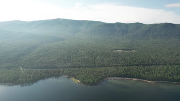 Imágenes de verano del lago Baikal es un lago fracturado situado en el sur de Siberia, Rusia Lago Baikal vista del paisaje de verano. Punto de vista de los drones. — Vídeo de stock