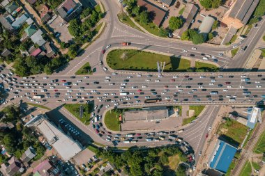 Ulaşım Havacıları - yoğun şehir trafiği yoğun trafiğinin yoğun olduğu otobanın tepeden aşağı görüntüsü.