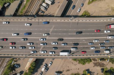 Ulaşım Havacıları - yoğun şehir trafiği yoğun trafiğinin yoğun olduğu otobanın tepeden aşağı görüntüsü.