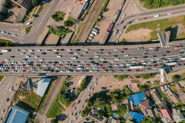Aeronaves de transporte - vista de arriba hacia abajo de la autopista concurrida ciudad hora punta carretera atasco de tráfico pesado. — Foto de Stock