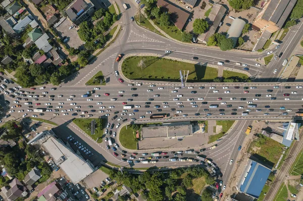 Aeronaves de transporte - vista de arriba hacia abajo de la autopista concurrida ciudad hora punta carretera atasco de tráfico pesado. — Foto de Stock