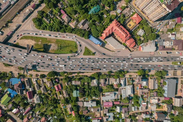 Aeronaves de transporte - vista de arriba hacia abajo de la autopista concurrida ciudad hora punta carretera atasco de tráfico pesado. — Foto de Stock