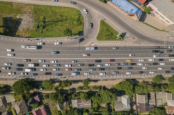 Transport Aerials - z góry na dół widok autostrady ruchliwej miasta godziny szczytu ciężki ruch drogowy autostrady. — Zdjęcie stockowe