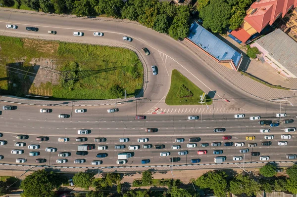 Μεταφορές Κεραίες - πάνω προς τα κάτω θέα του αυτοκινητόδρομου πολυσύχναστη πόλη ώρα αιχμής βαριά κυκλοφοριακή συμφόρηση αυτοκινητόδρομο. — Φωτογραφία Αρχείου