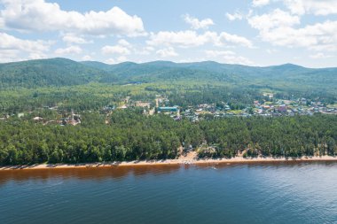 Baykal Gölü 'nün yaz görüntüsü Rusya Baykal Gölü' nün güney Sibirya kentinde yer alan bir yarık gölüdür. Dronlar Göz Görünümü.