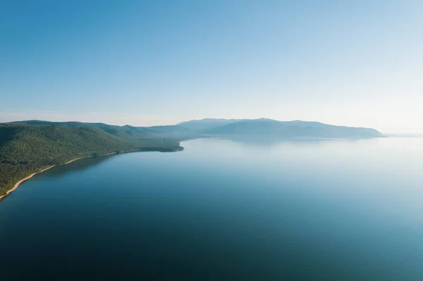 Imágenes de verano del lago Baikal es un lago fracturado situado en el sur de Siberia, Rusia Lago Baikal vista del paisaje de verano desde un acantilado cerca de Grandmas Bay. Drones Vista de ojos. — Foto de Stock