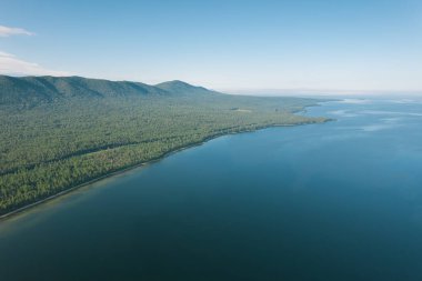 Baykal Gölü, Rusya 'nın Sibirya eyaletinin güneyinde yer alan bir yarık gölüdür. Baykal Gölü yaz manzarası. Dronlar Göz Görünümü.