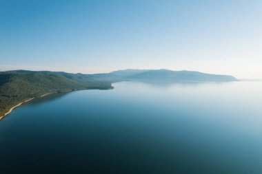 Baykal Gölü, Rusya 'nın Sibirya eyaletinin güneyinde yer alan bir yarık gölüdür. Yaz tatili görüntüsü. Dronlar Göz Görünümü.