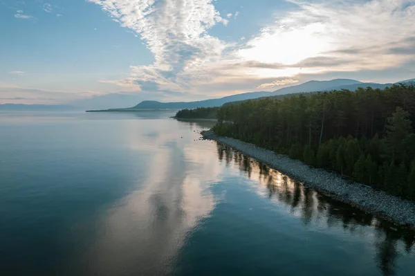 Baykal Gölü, Rusya 'nın Sibirya eyaletinin güneyinde yer alan bir yarık gölüdür. Baykal Gölü yaz manzarası. Dronlar Göz Görünümü. — Stok fotoğraf