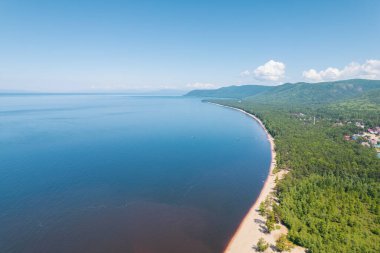 Baykal Gölü 'nün yaz görüntüsü Rusya Baykal Gölü' nün güney Sibirya kentinde yer alan bir yarık gölüdür. Dronlar Göz Görünümü.
