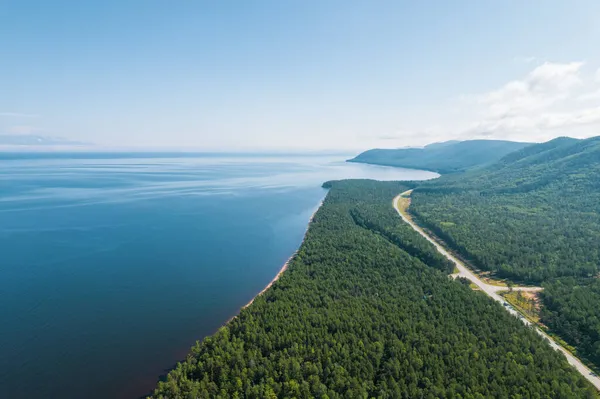 Baykal Gölü 'nün yaz görüntüsü Rusya Baykal Gölü' nün güney Sibirya kentinde yer alan bir yarık gölüdür. Dronlar Göz Görünümü. — Stok fotoğraf