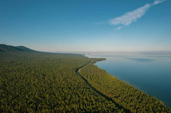 Letni obraz jeziora Baikal rano jest szczelina jezioro znajduje się w południowej Syberii, Rosja. Baikal jezioro letni widok krajobrazowy. Drony Widok oczu. Obraz Stockowy