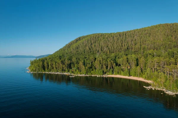 Letni wizerunek jeziora Bajkał jest szczelinowym jeziorem położonym w południowej Syberii, Rosja Letni widok jeziora Bajkał z klifu w pobliżu Zatoki Babci. Drony Widok oczu. Zdjęcie Stockowe