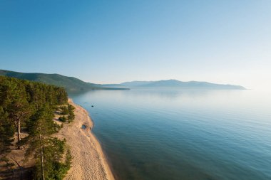 Baykal Gölü 'nün yaz görüntüsü Rusya Baykal Gölü' nün güney Sibirya kentinde yer alan bir yarık gölüdür. Dronlar Göz Görünümü.