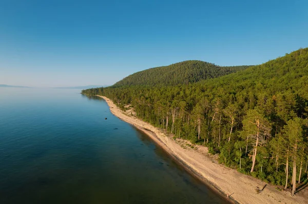 Baykal Gölü 'nün yaz görüntüsü Rusya Baykal Gölü' nün güney Sibirya kentinde yer alan bir yarık gölüdür. Dronlar Göz Görünümü. — Stok fotoğraf