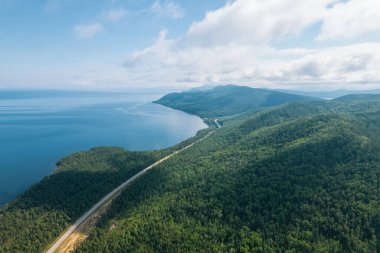 Baykal Gölü 'nün yaz görüntüsü Rusya Baykal Gölü' nün güney Sibirya kentinde yer alan bir yarık gölüdür. Dronlar Göz Görünümü.