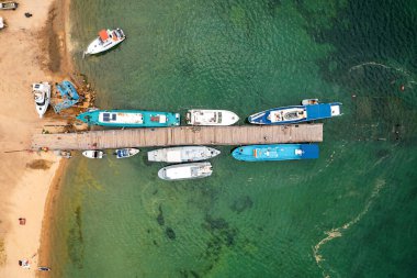 Sibirya 'daki Baykal Gölü' ndeki ıssız bir kumlu adada tekneler ve yatlar..