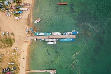 Sibirya 'daki Baykal Gölü' ndeki ıssız bir kumlu adada tekneler ve yatlar..
