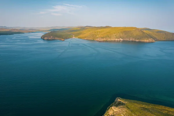 Un ferry desde la costa este a Olkhon Island Khuzhir al amanecer. Lago Baikal. Desde el lado de la isla. — Foto de Stock