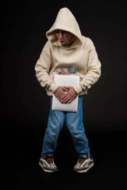 Defteri ve kara arka planda izole edilmiş bir yığın parası olan genç ve mutlu bir iş adamı. Seçici odaklanma, ana konu - adam. İlginç bir iş konsepti.